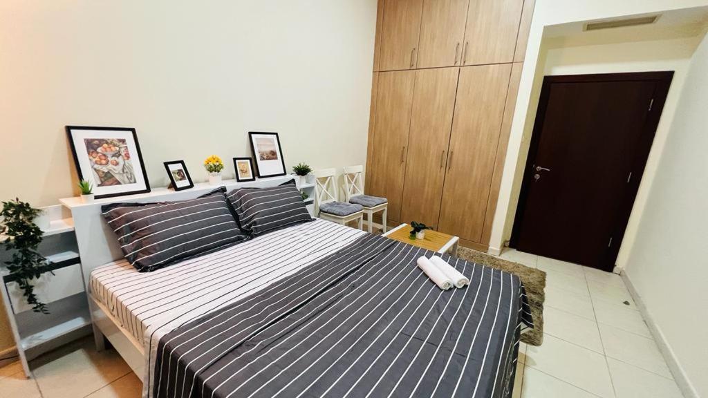 Проживание в семье Beautiful Bedroom In Al Barsha Near Mashreq Metro *